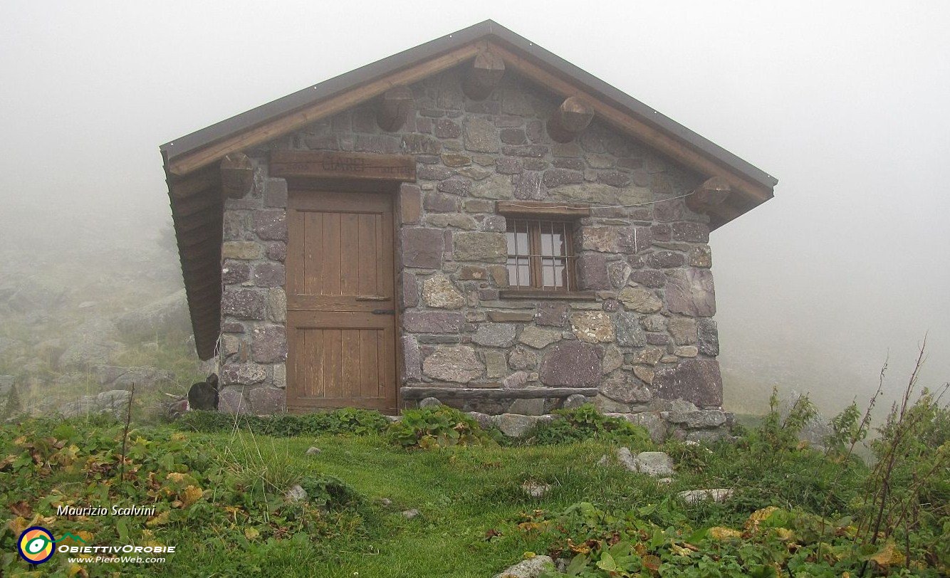 24 Entro nella coltre di nebbia, anche la Baita Ciarèi ne è avvolta....JPG